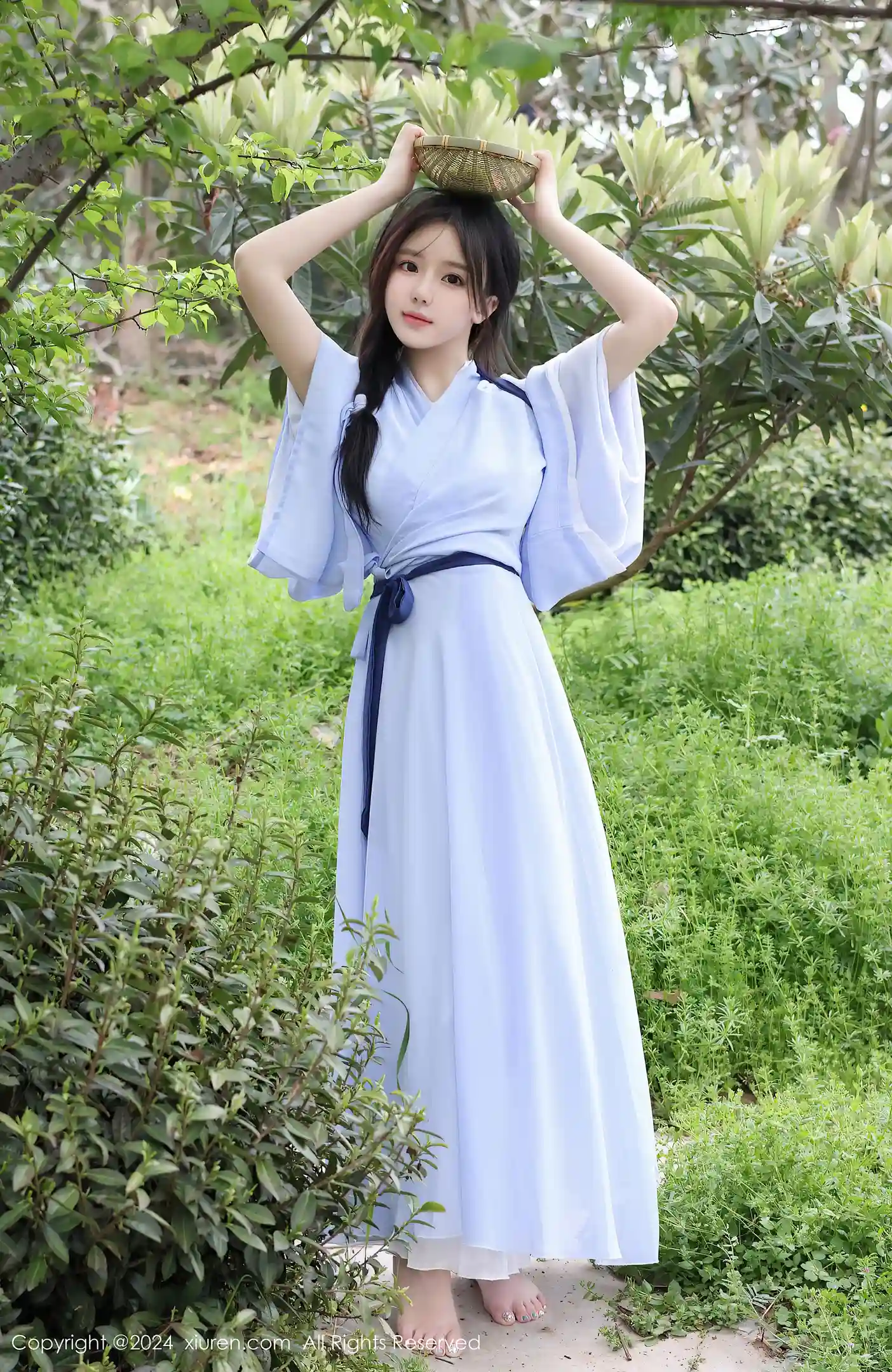 图片[2]-[XiuRen秀人网]VOL.8386 模特小薯条nienie户外剧情性感蓝色连衣裙半脱秀惹火身材诱惑写真85P-秀人网官方网站